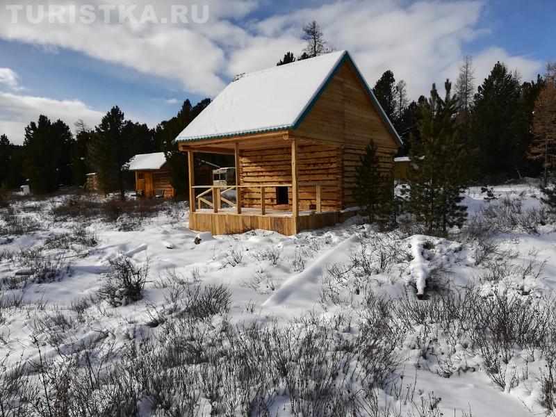 Зимние домики на Улаганских озерах