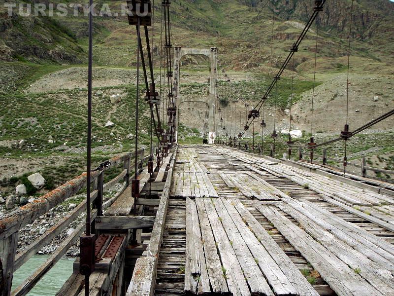 Старый подвесной мост в селе Иня