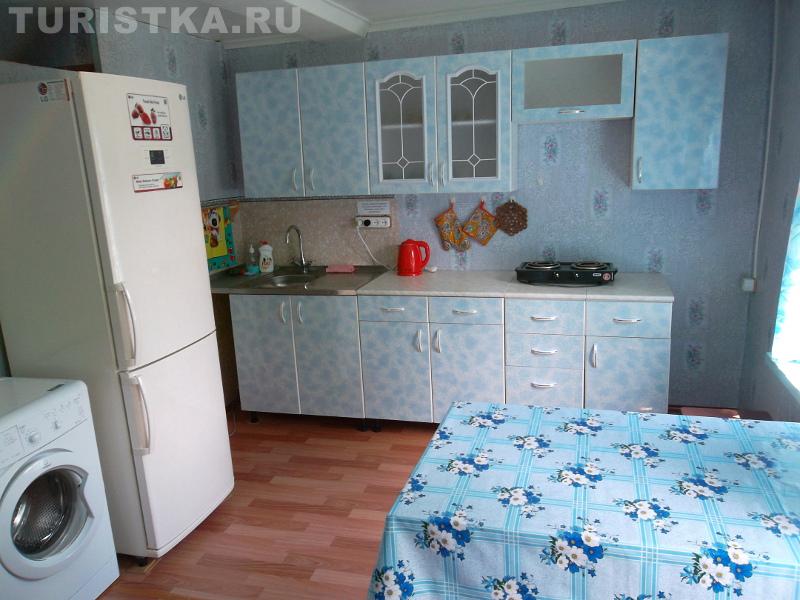 Кухня в большом доме №1 (плита, холодильник, стиральная машина)