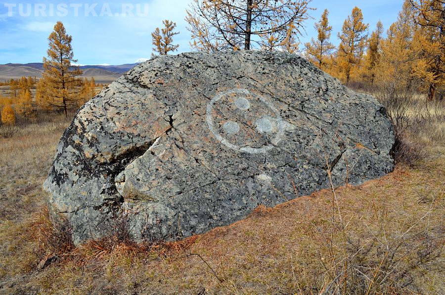 Знак мира на камне недалеко от Кызыл-Таша