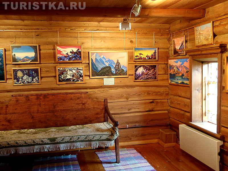 Комната с репродукциями картин Н.К. Рериха
