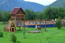 Горный Алтай : Усадьба Горный источник : Детская площадка и бассейн