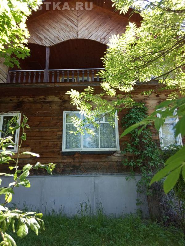 Дом №1 с балконом.