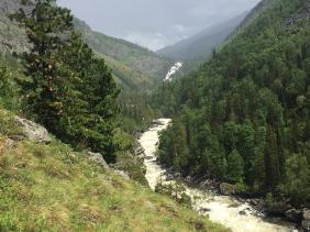 Отдых на Алтае : Что посмотреть рядом с перевалом Кату-Ярык : Река Чульча и вдалеке - водопад Учар