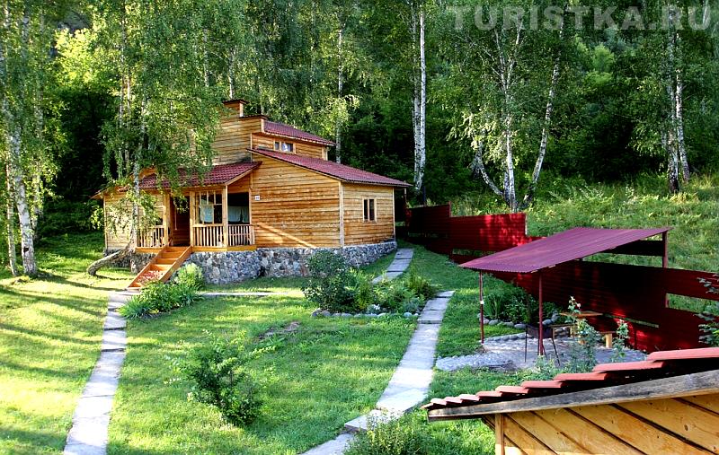 Улучшенный летний домик с террасой