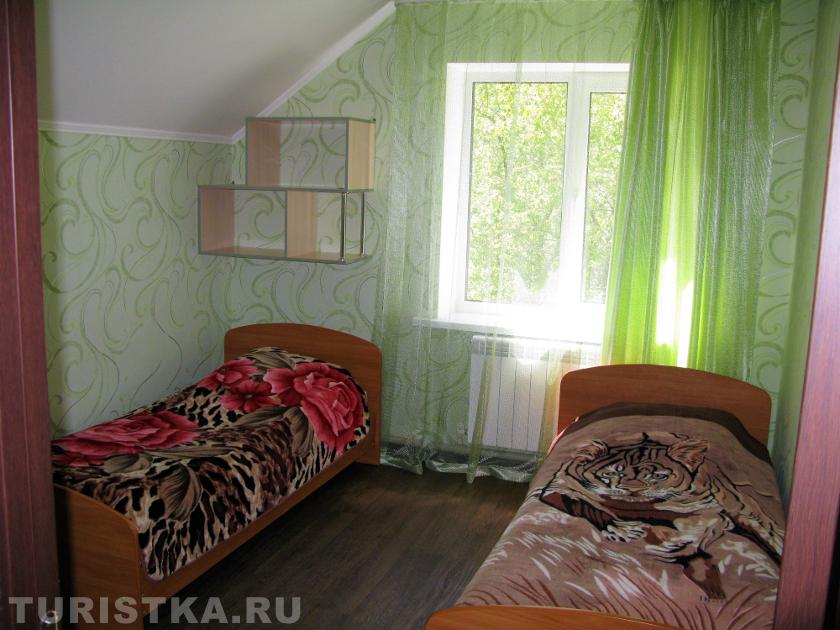 Благоустроенный дом - зеленая спальня на 2 этаже с видом на Катунь