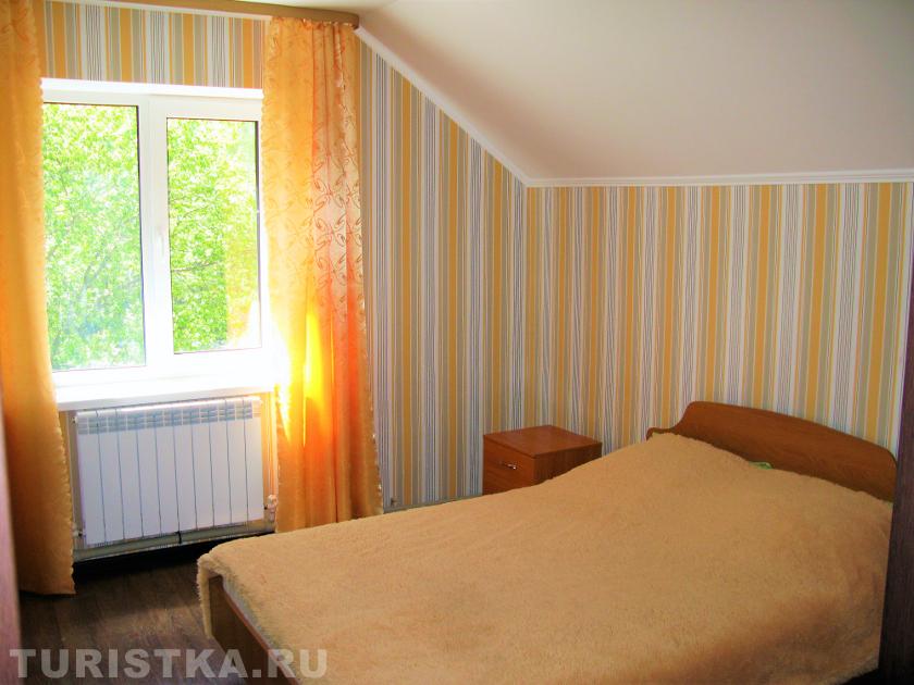 Благоустроенный дом - желтая спальня на 2 этаже с видом на Катунь