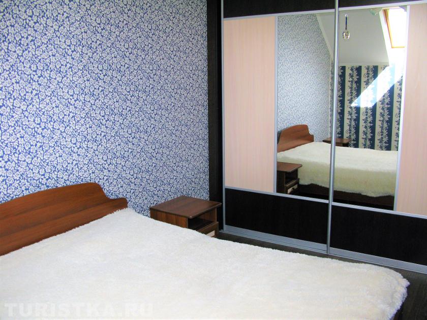 Благоустроенный дом - синяя спальня на 2 этаже с видом на Катунь
