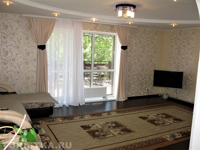  Благоустроенный дом - Уютный зал с панорамным окном