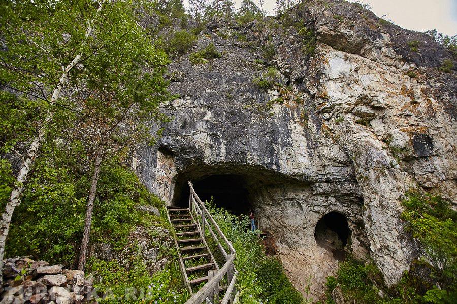 "Денисова" пещера находится в пешей доступности от Усадьбы.