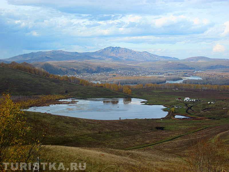 Вид на гору от скалы "Чертов палец" в Алтайском районе АК