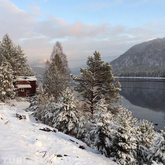 База Горное озеро зимой
