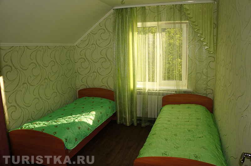 Благоустроенный дом - зеленая спальня на 2 этаже с видом на Катунь
