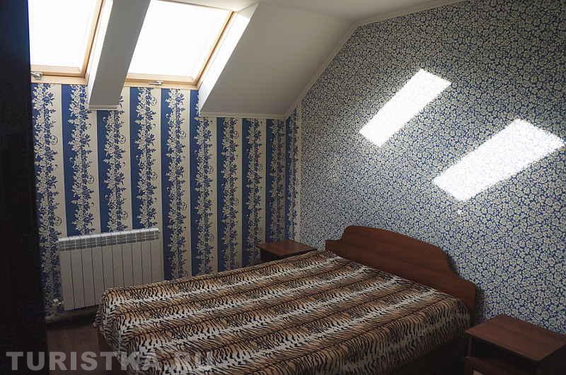 Благоустроенный дом - синяя спальня на 2 этаже с видом на Катунь