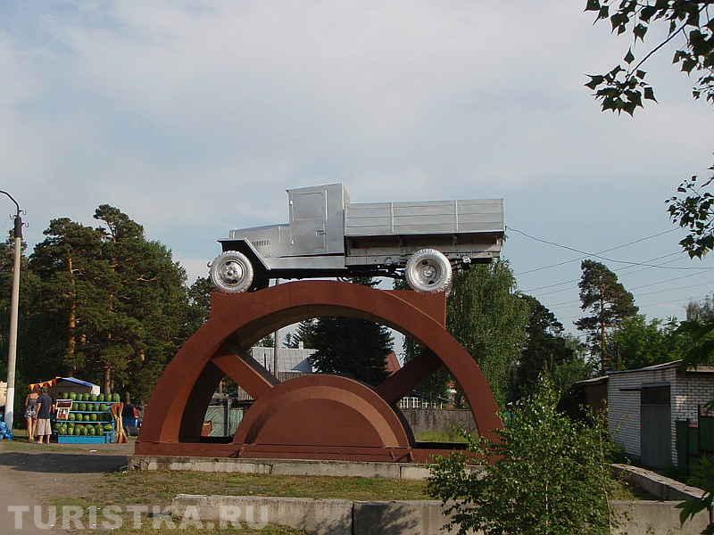 Памятник в честь окончания восстановления Чуйского тракта в 1935 г.