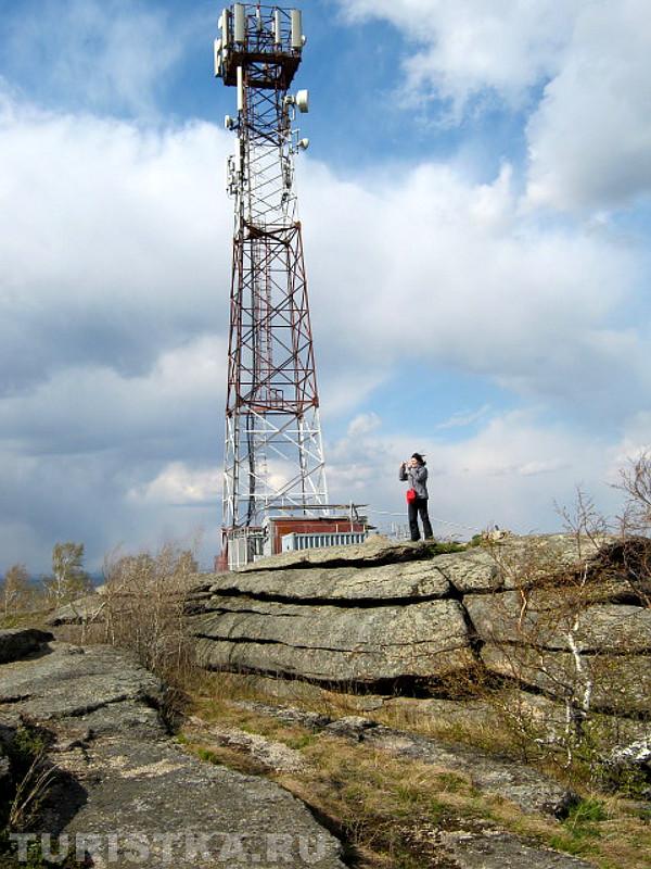 Холм с плоскими камнями и вышкой МТС в районе д. Черновая