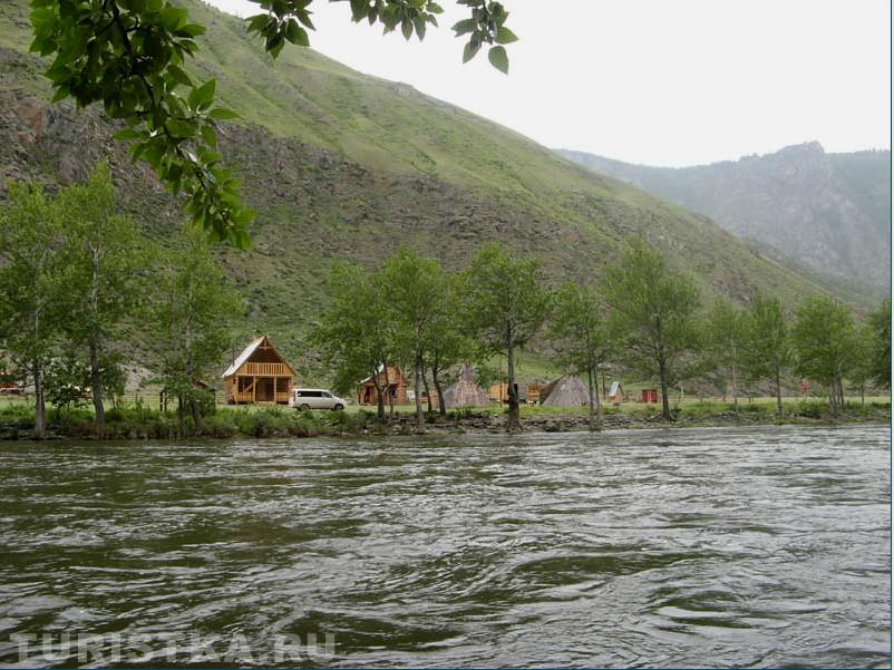 Турбаза у реки Чулышман