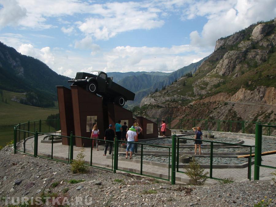 ЗИС на фоне гор, так выглядел памятник до сентября 2014 