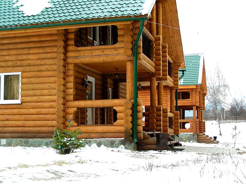 Деревянные дома на базе зимой