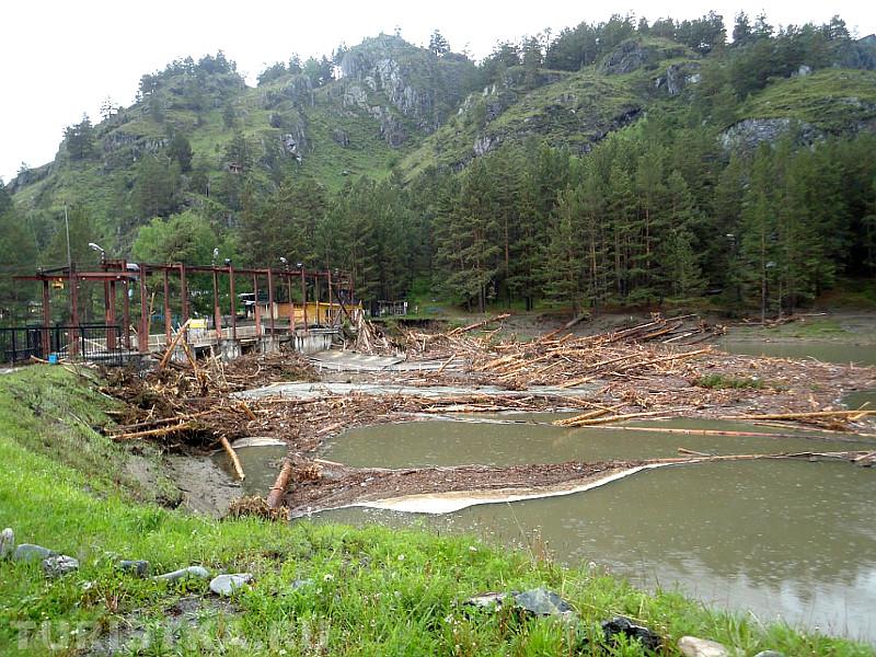 Перед Чемальской ГЭС в начале июня 2014 г. после сильного паводка