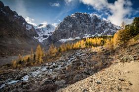 Фотоконкурс Золотая осень на Алтае 2020. Долина Актру, на фото ледник Малый Актру, гора Кара-Таш и река Актру. Дата: 09.2020 
