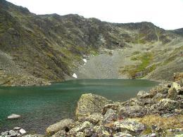 Озеро и скалы восточного склона