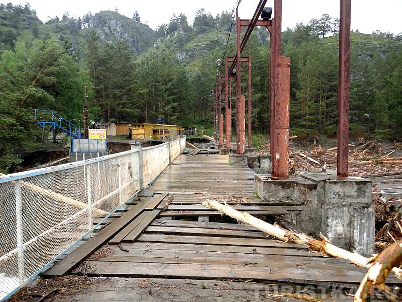 Мост над  Чемальской ГЭС в начале июня 2014 г. после сильного паводка
