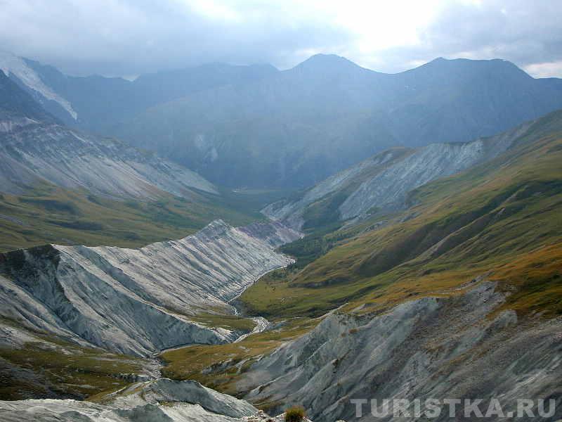 Вид с перевала Ярлу-Боч на ущелье Ярлу и долину Аккема