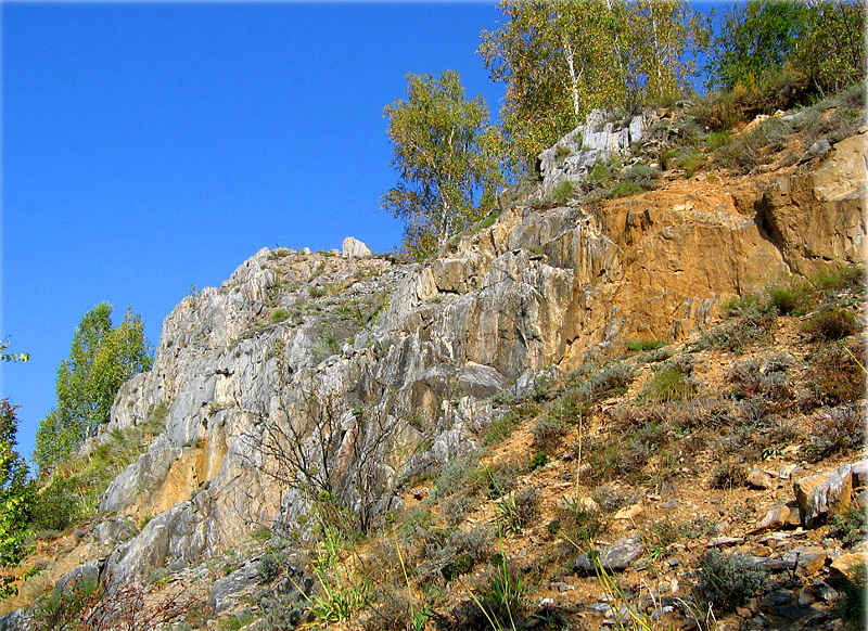 Скальные обнажения рядом с Барсуковой пещерой
