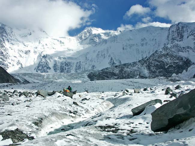 Ледник Родзевича (Аккемский) на фоне Белухи