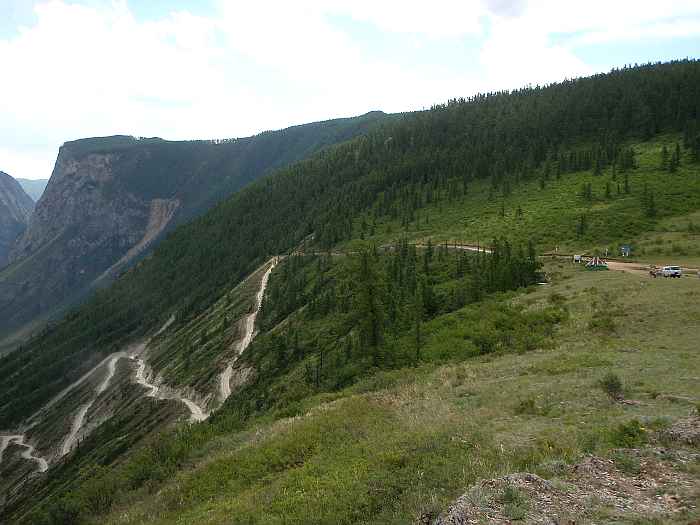 Вид на верхнюю часть перевала и начало спуска