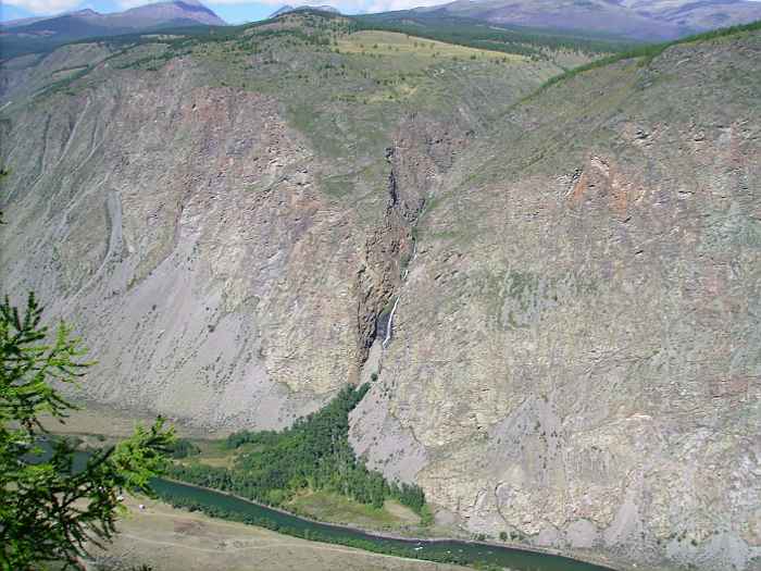 Вид на Чулышманское нагорье и водопад