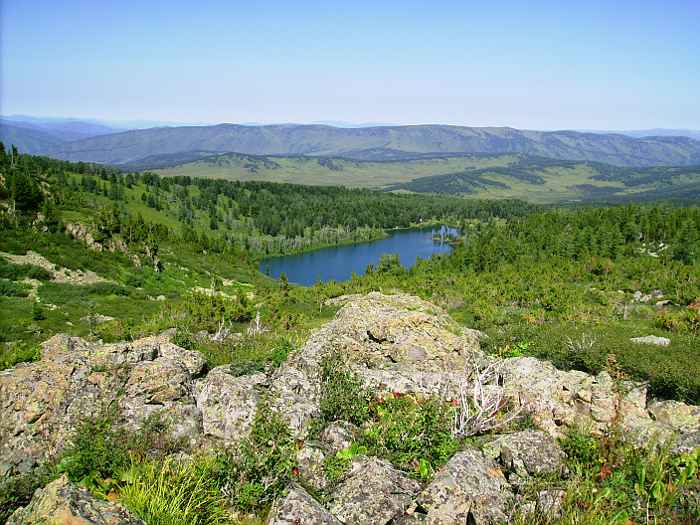 Вид на Нижнее озеро с плато рядом со Вторым озером
