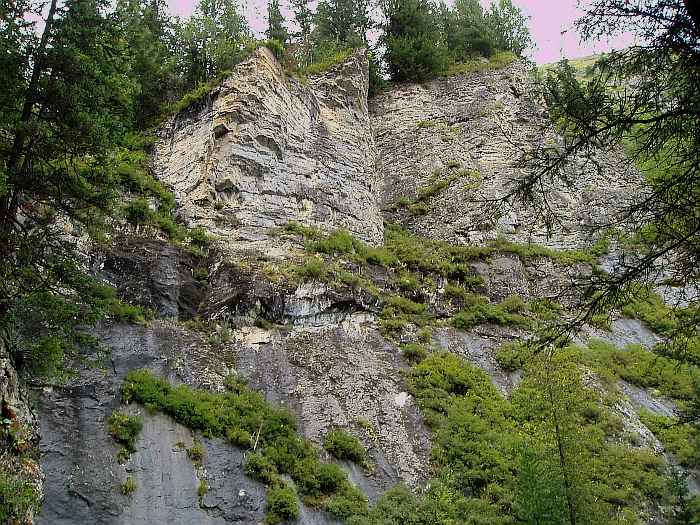 Скальная стена слева от второго водопада