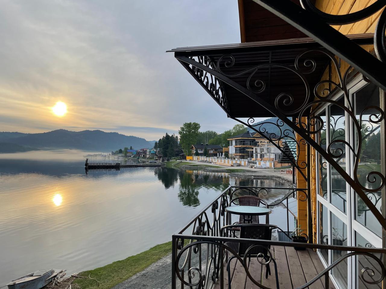 Вид на Телецкое озеро со второго этажа Большого коттеджа