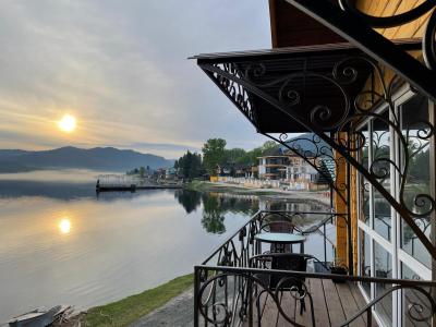 Вид на Телецкое озеро со второго этажа Большого коттеджа