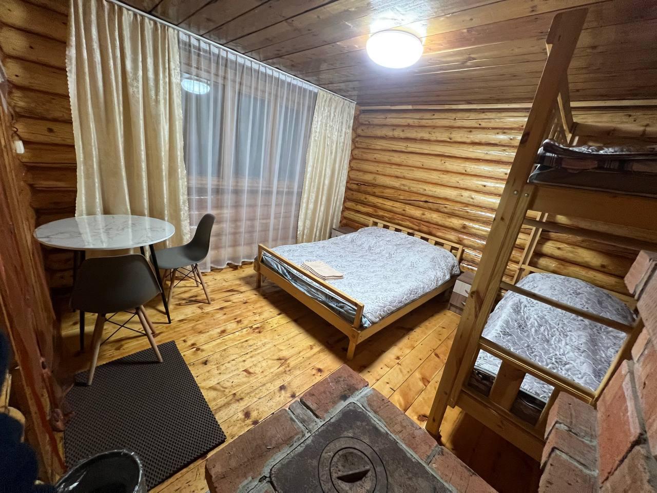 Трехкомнатный дом с печкой (4+4+2 мест)