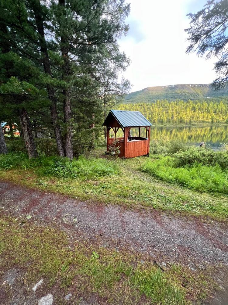 Беседка у озера Кёк-Кёль на Алтае