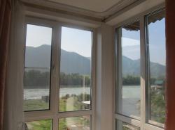 Благоустроенная комната, вид на слияние рек