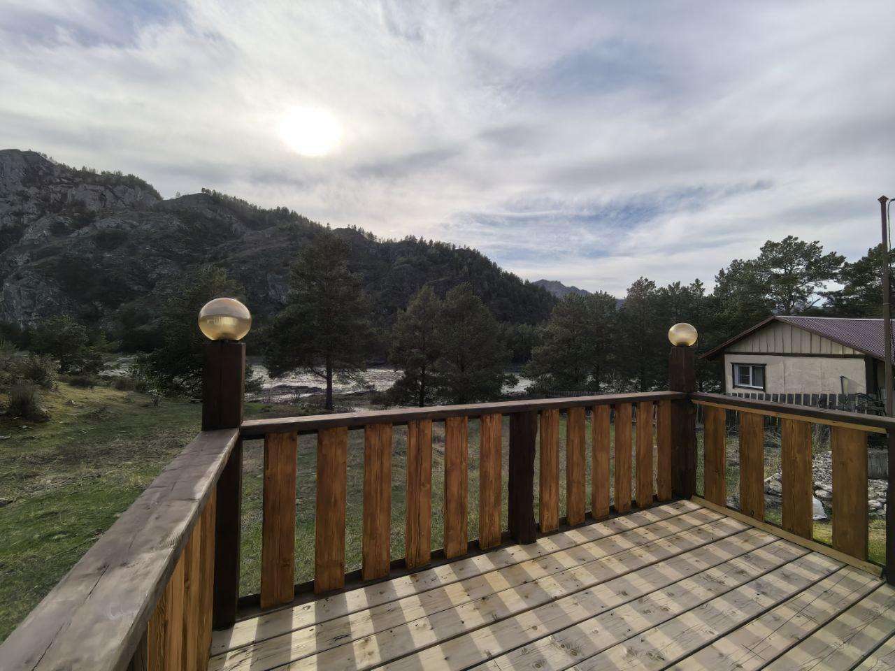 Балкон с видом на Катунь