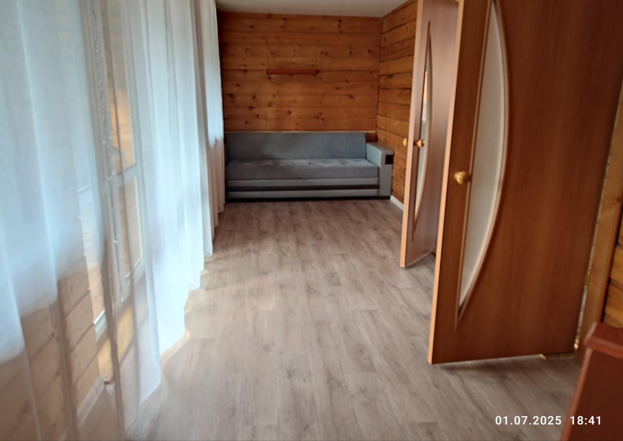 Кедровый дом 2 этаж холл с диваном