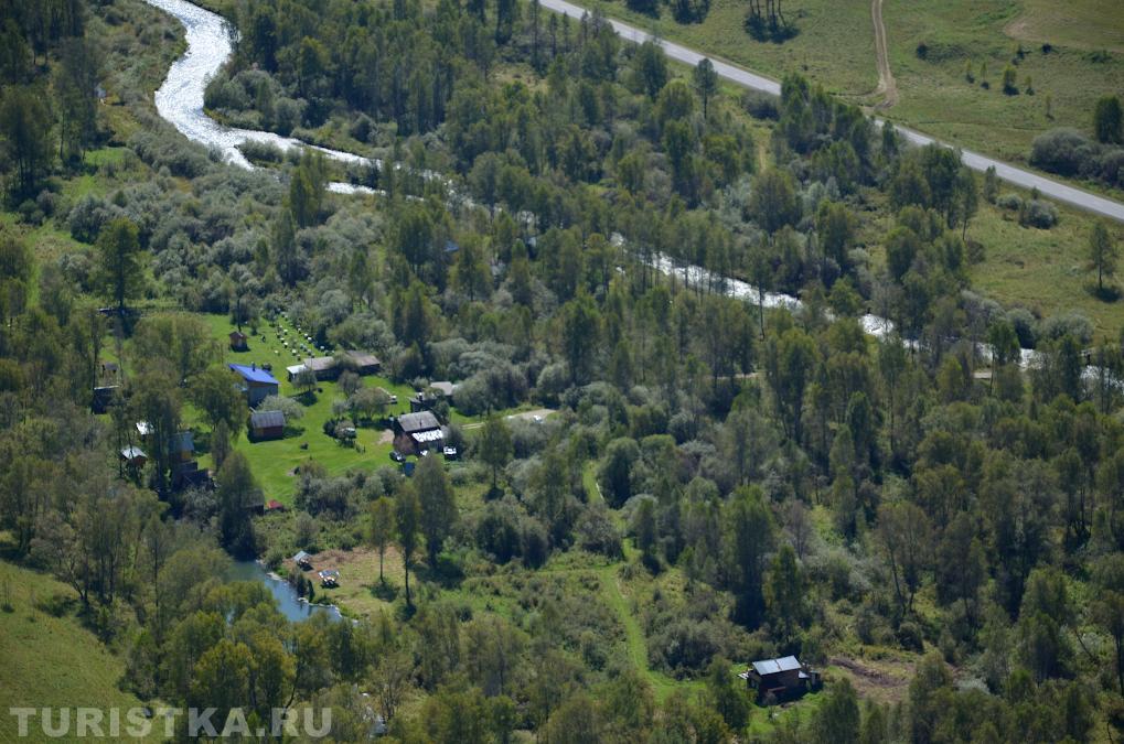 Вид с горы Шаманка на гостевой дом Золотой улей и реку Сема