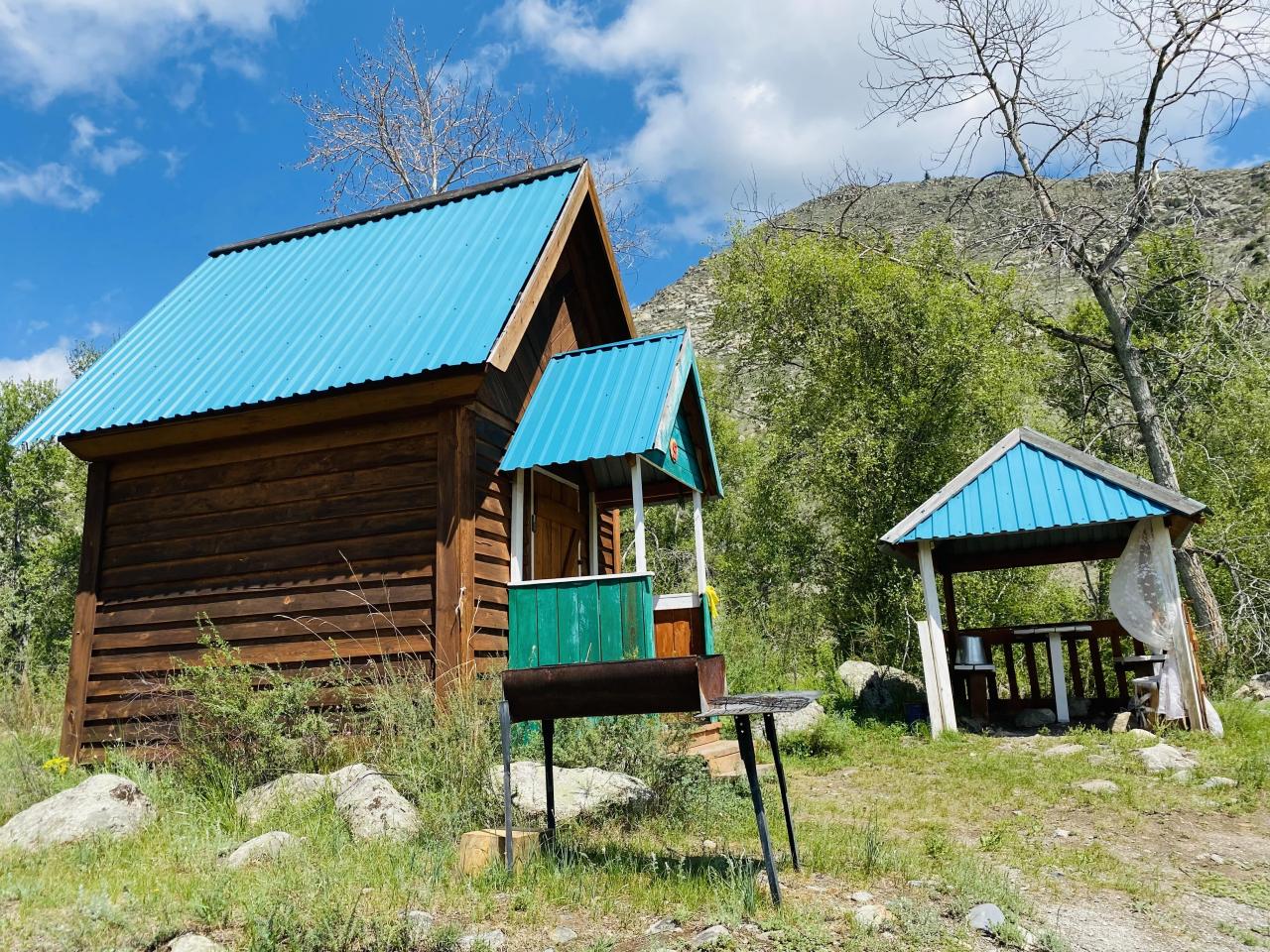 Двухместный домик на берегу реки Большой Ильгумень