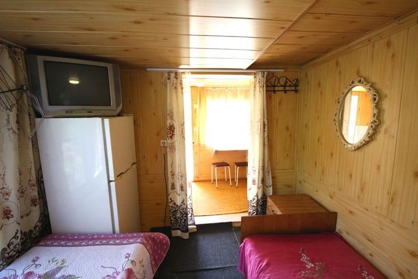 Комната с двумя 1-спальными кроватями и диваном