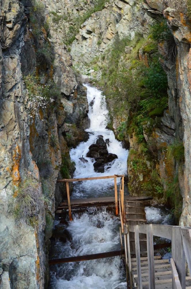 Экскурсии на Алтае на водопад Бельтиртуюк в Куюсе