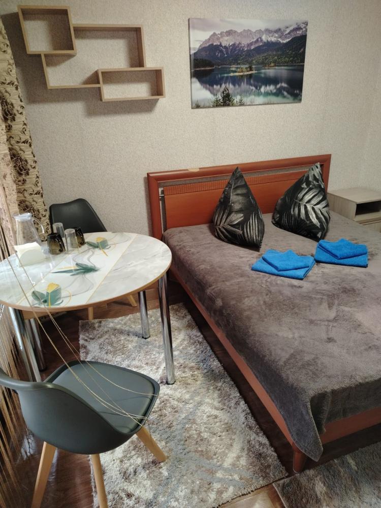 Дом №8 у реки с двуспальной кроватью и душем