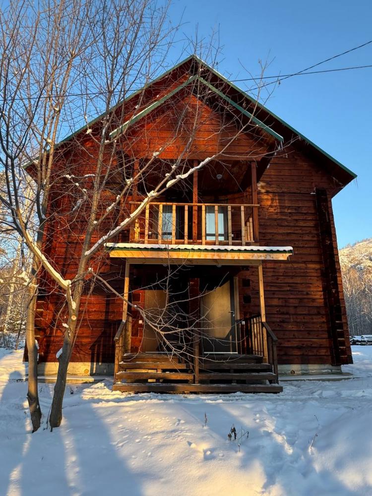 Кедровый коттедж на берегу реки Катунь круглый год