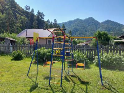 Отдых с детьми в Чемале детская площадка