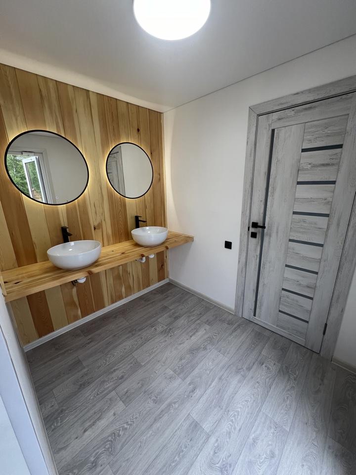 Общий санузел с душем и туалетом