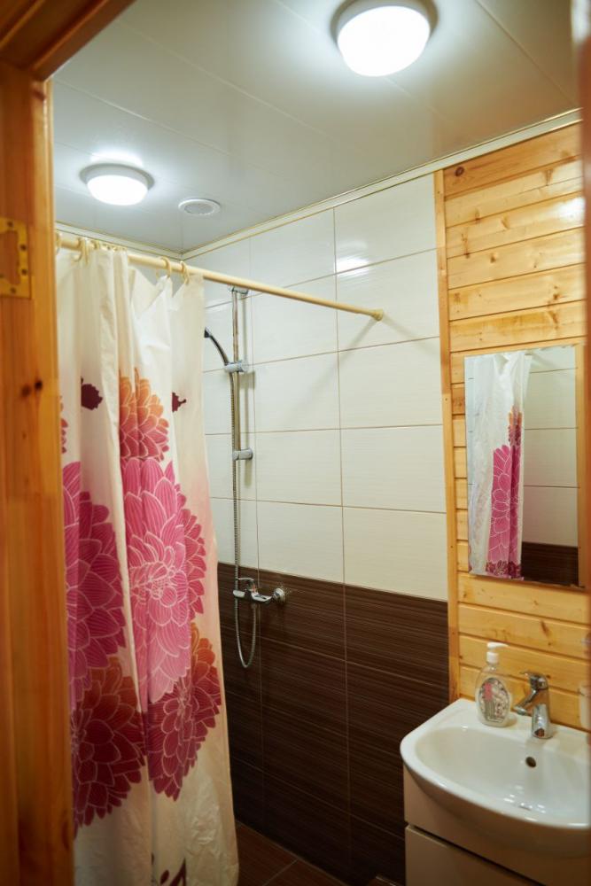 Коттедж двухэтажный 4-местный с кухней и террасой